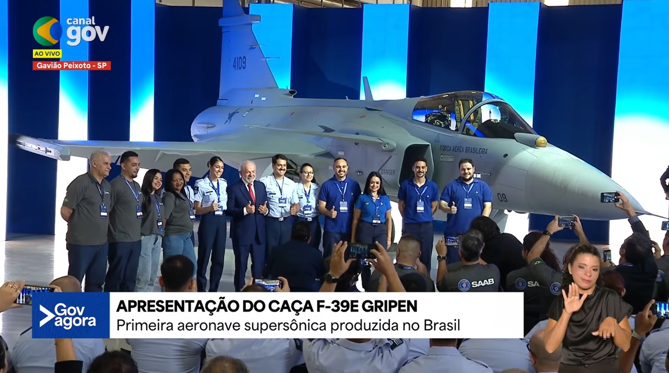 Em evento na Embraer, Lula batiza primeiro caça Gripen produzido no Brasil