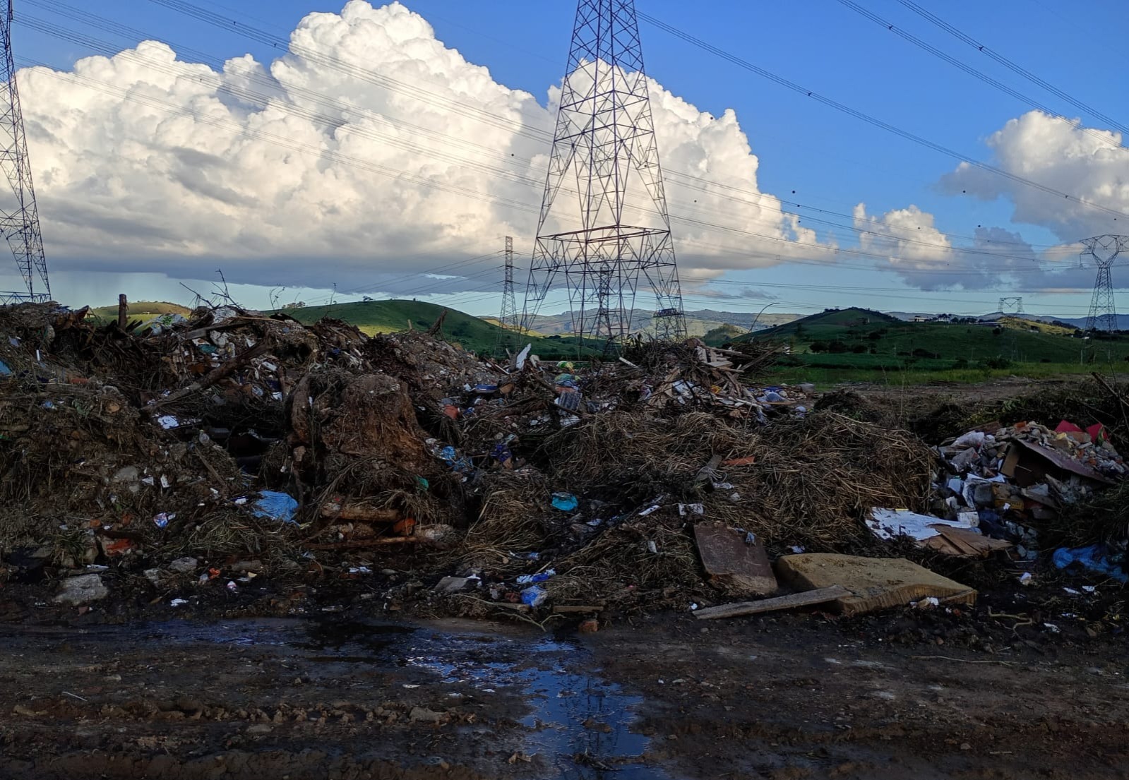 Situação do lixo acumulado no Novo Horizonte em Lorena