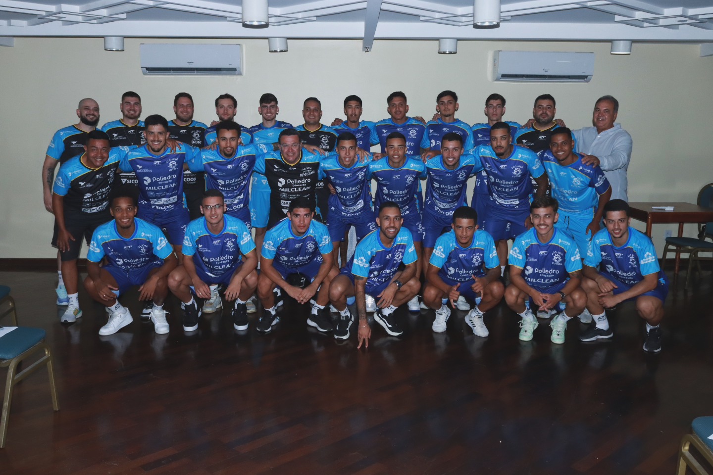 Elenco e comissão técnica do São José Futsal reunidos em apresentação da temporada 2026
