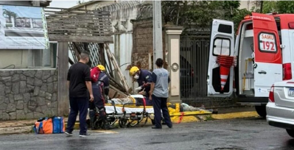 Queda de muro fere dois trabalhadores em obra em Guaratinguetá