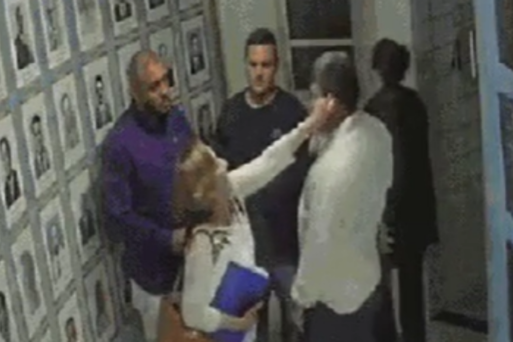 Imagem mostra vereadora dando "puxão de orelha" em vereador