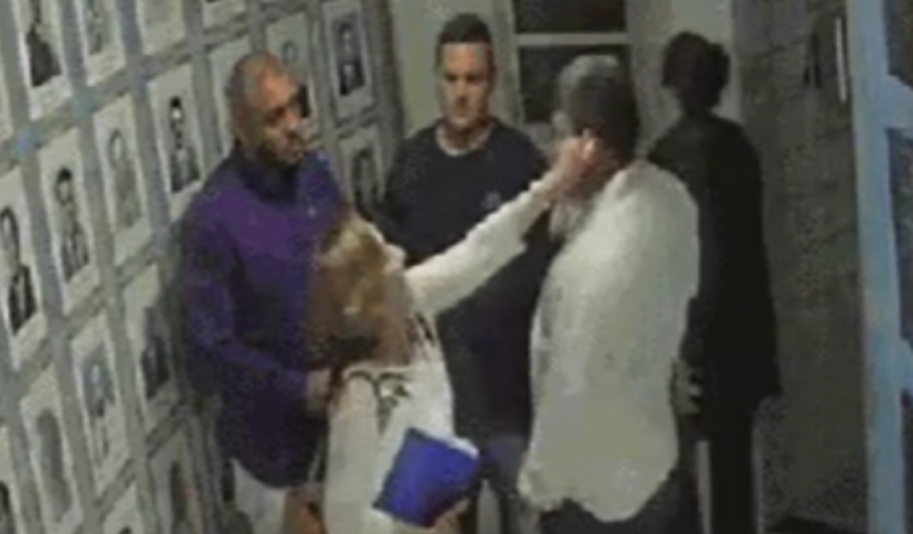 Imagem mostra vereadora dando "puxão de orelha" em vereador