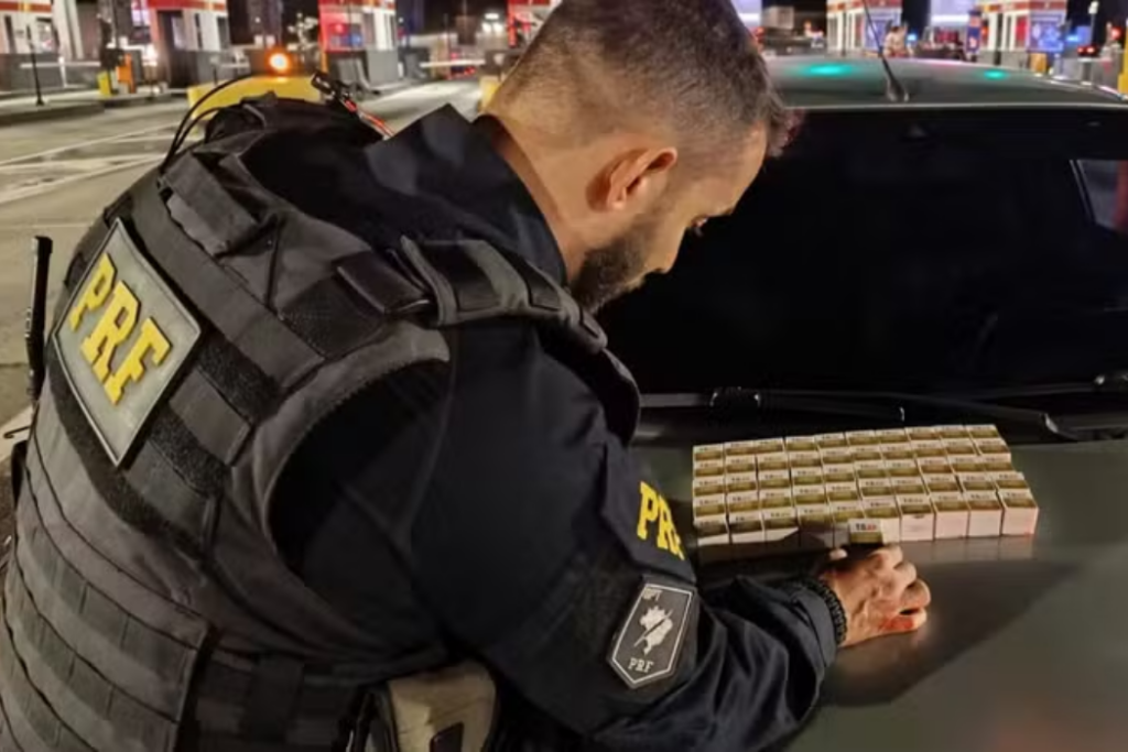 Policial segurando ampolas de emagrecimento dentro de um carro