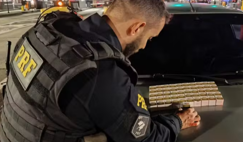 Policial segurando ampolas de emagrecimento dentro de um carro