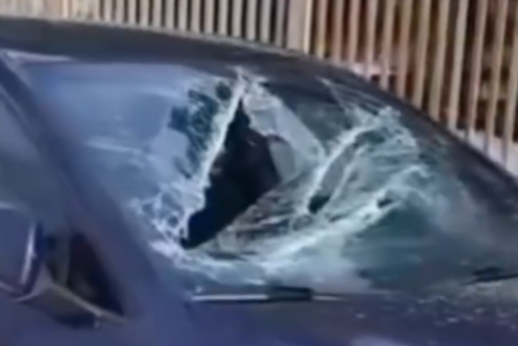 Carro vandalizado