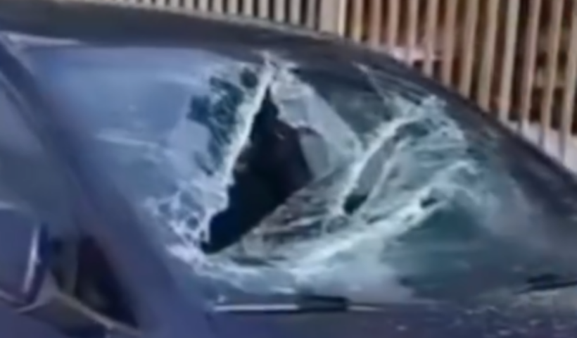 Carro vandalizado