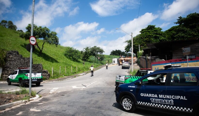 Caminhão tomba e interdita via no centro de Taubaté