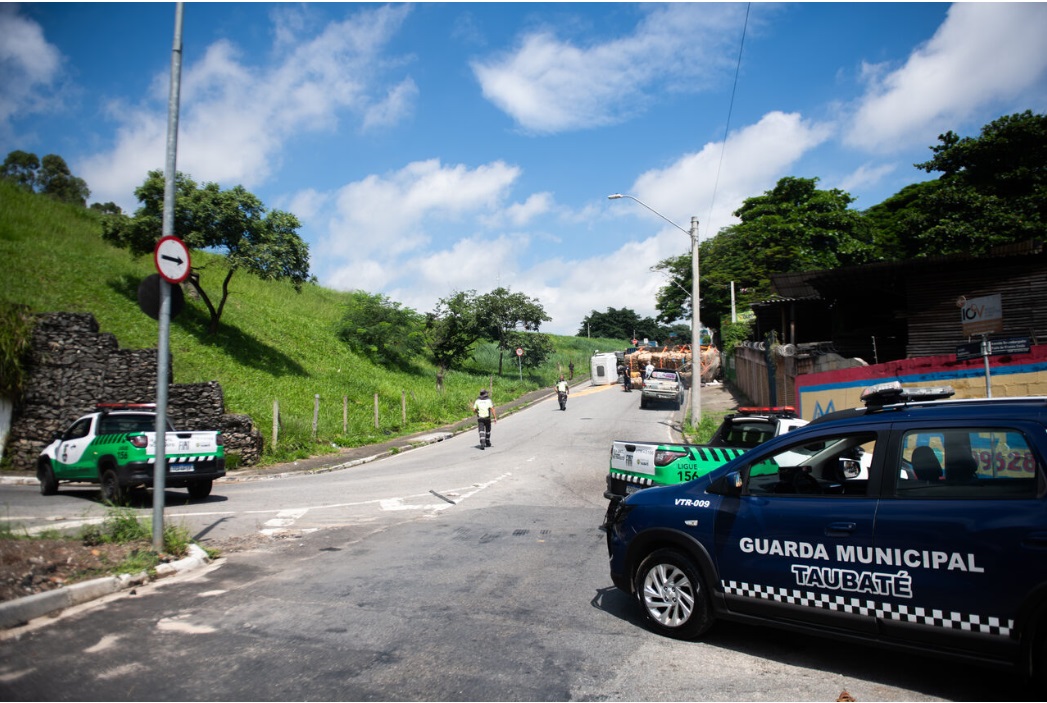 Caminhão tomba e interdita via no centro de Taubaté