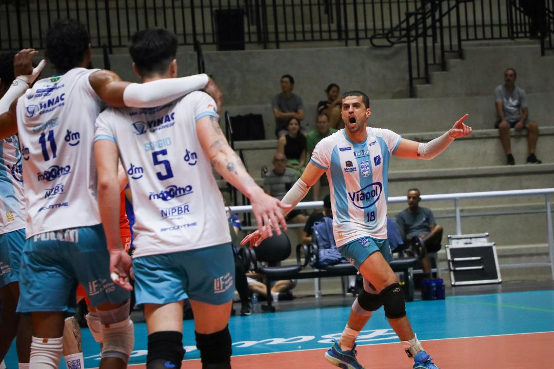 Jogadores do Vôlei São José comemoram vitória que garantiu a permanencia na elite do voleibol brasileiro