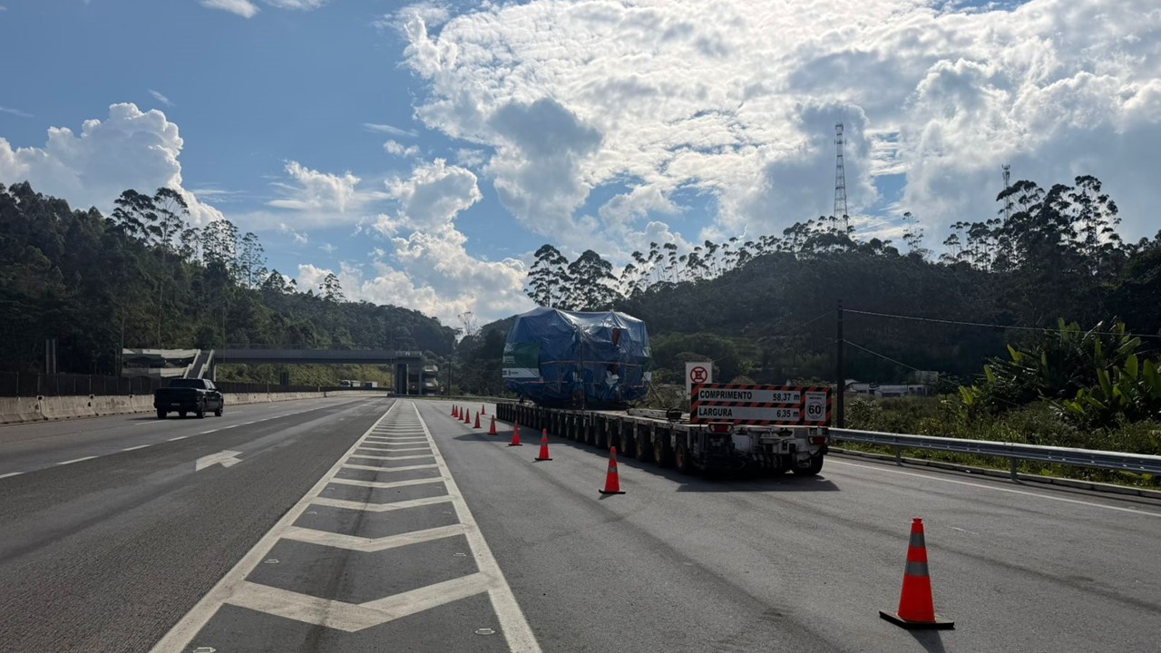 Passagem de carga especial na Tamoios, sentido São José dos Campos, é adiada