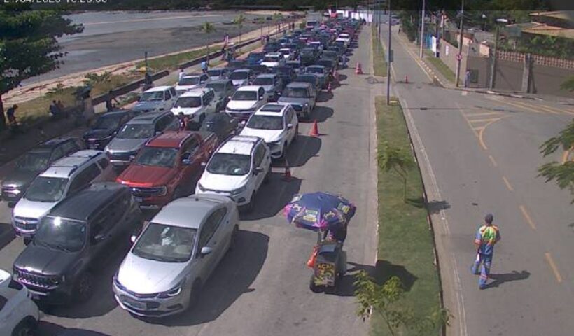 Travessia de Balsa tem fila de espera de até 3h30 no feriado no Litoral Norte
