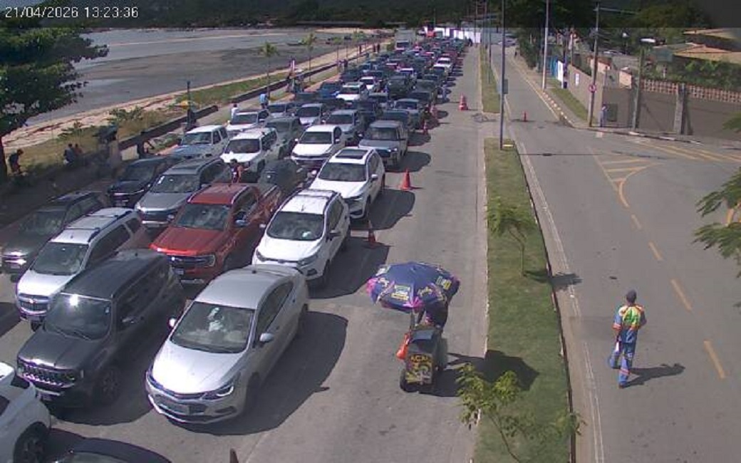 Travessia de Balsa tem fila de espera de até 3h30 no feriado no Litoral Norte