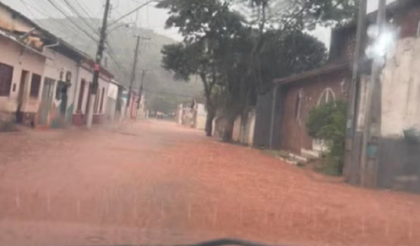 Chuva forte causa alagamentos e deslizamentos em Jambeiro