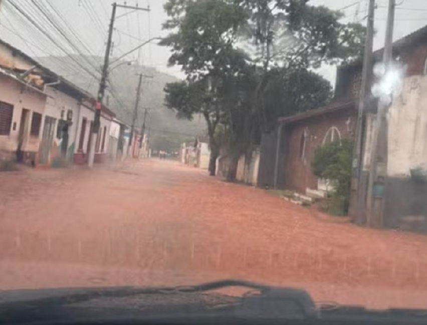 Chuva forte causa alagamentos e deslizamentos em Jambeiro