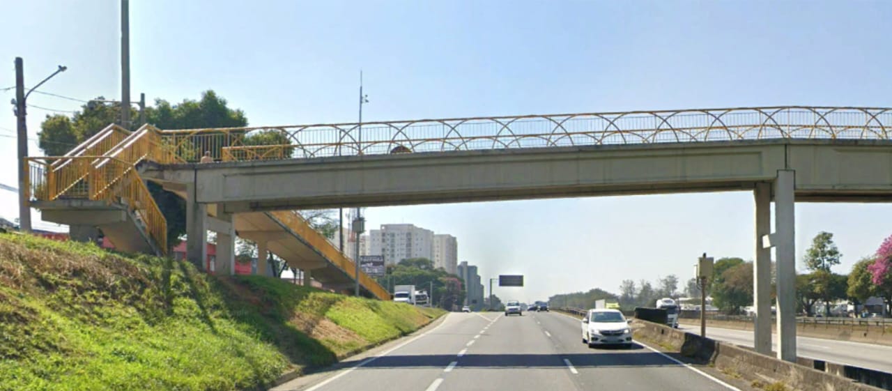 Passarela localizada no km 149 da Dutra em São José dos Campos