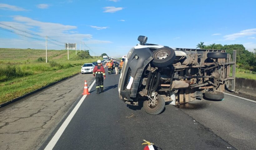 Tombamento de caminhão na Dutra causa 6 km de lentidão