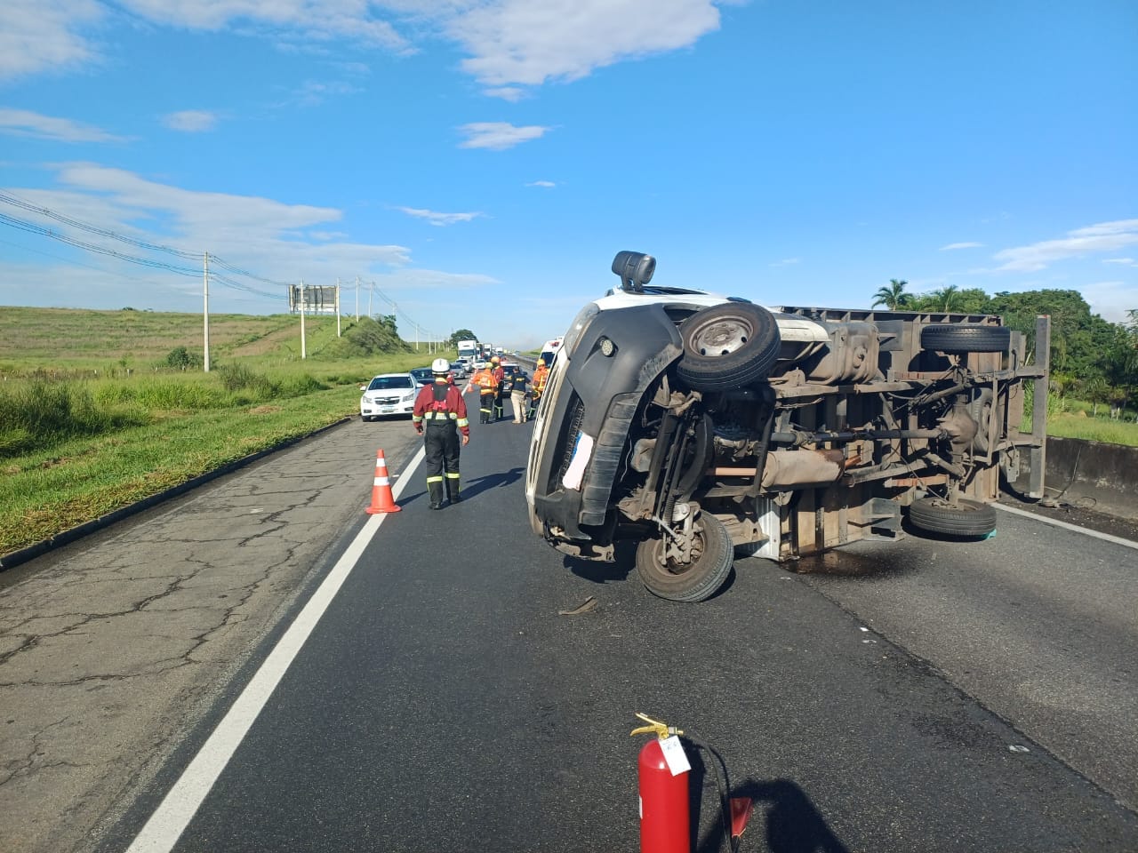 Tombamento de caminhão na Dutra causa 6 km de lentidão