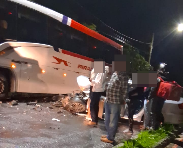 A colisão entre o carro e o ônibus aconteceu na Estrada das Pedrinhas, nas proximidades do bairro Itália, em Guaratinguetá.