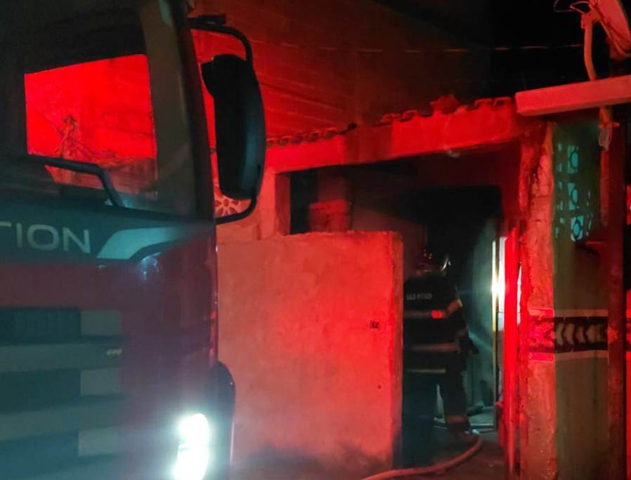 incêndio em casa no Perequê-Mirim, em Caraguatatuba