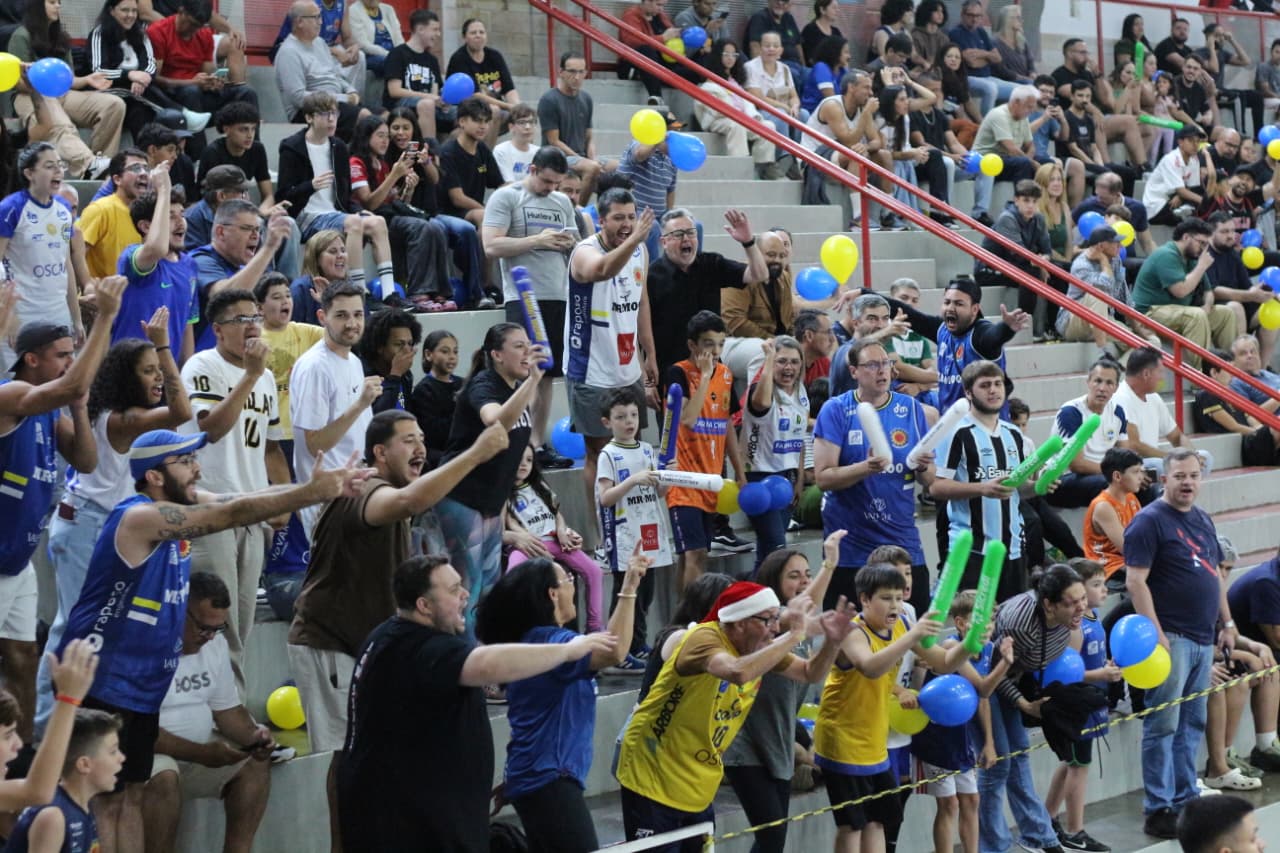 Torcida do São José Basketball no Linneu de Moura