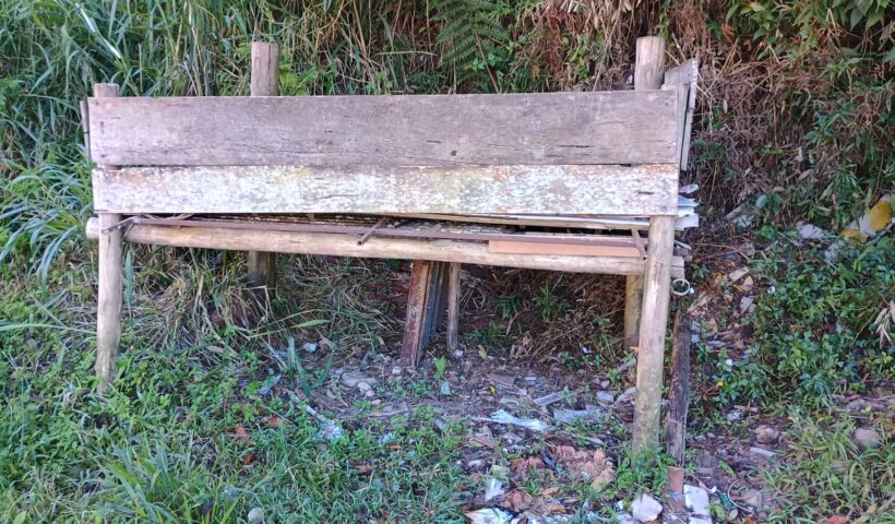 Lixeira danificada preocupa moradores em Paraibuna