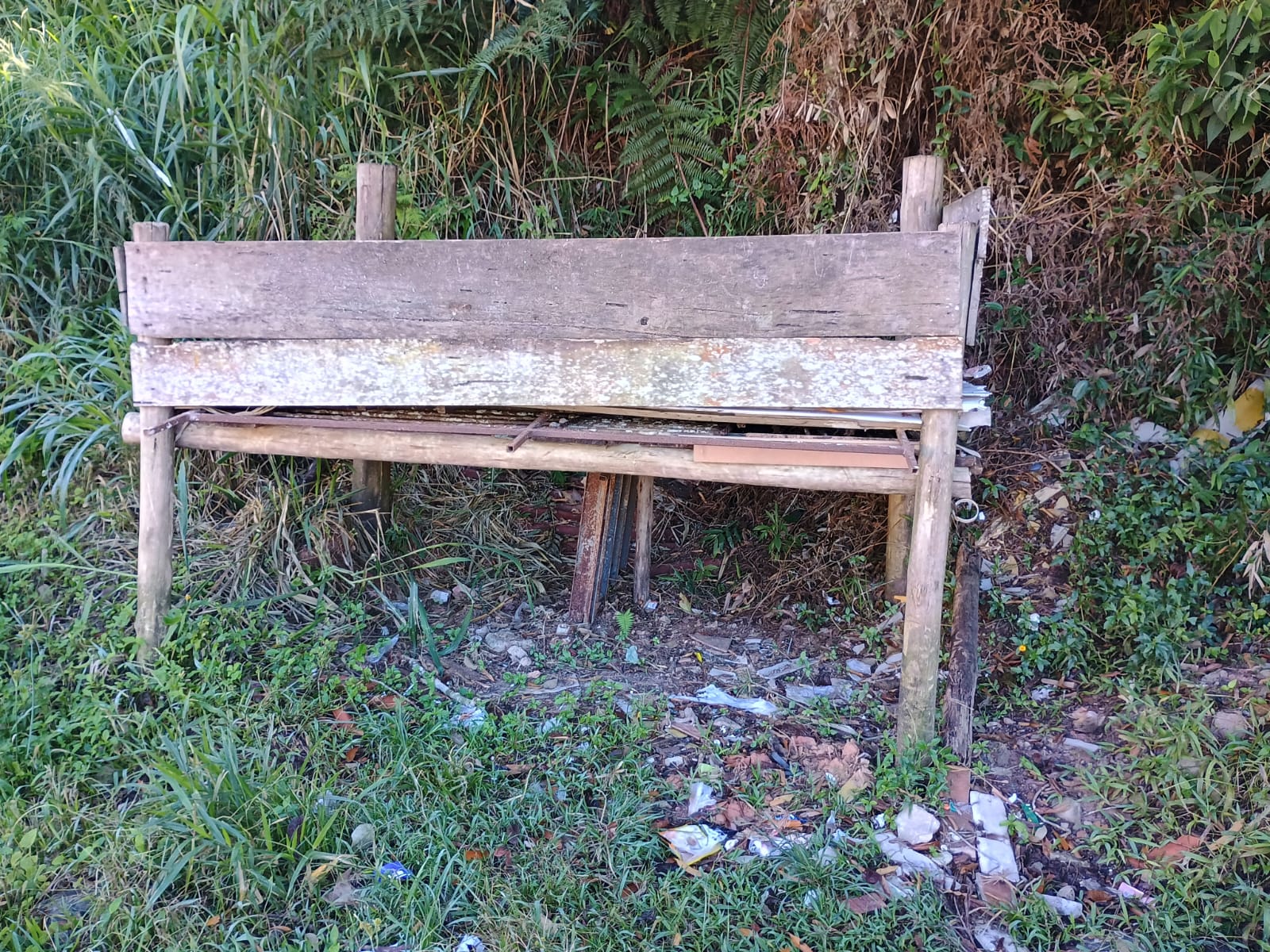 Lixeira danificada preocupa moradores em Paraibuna
