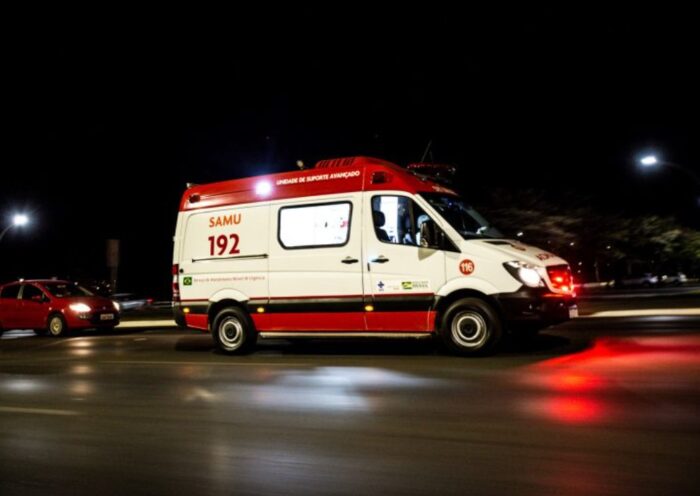 ambulância em movimento em rodovia à noite; motociclista morreu no anel viário de sjc
