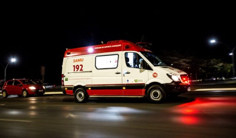 ambulância em movimento em rodovia à noite; motociclista morreu no anel viário de sjc