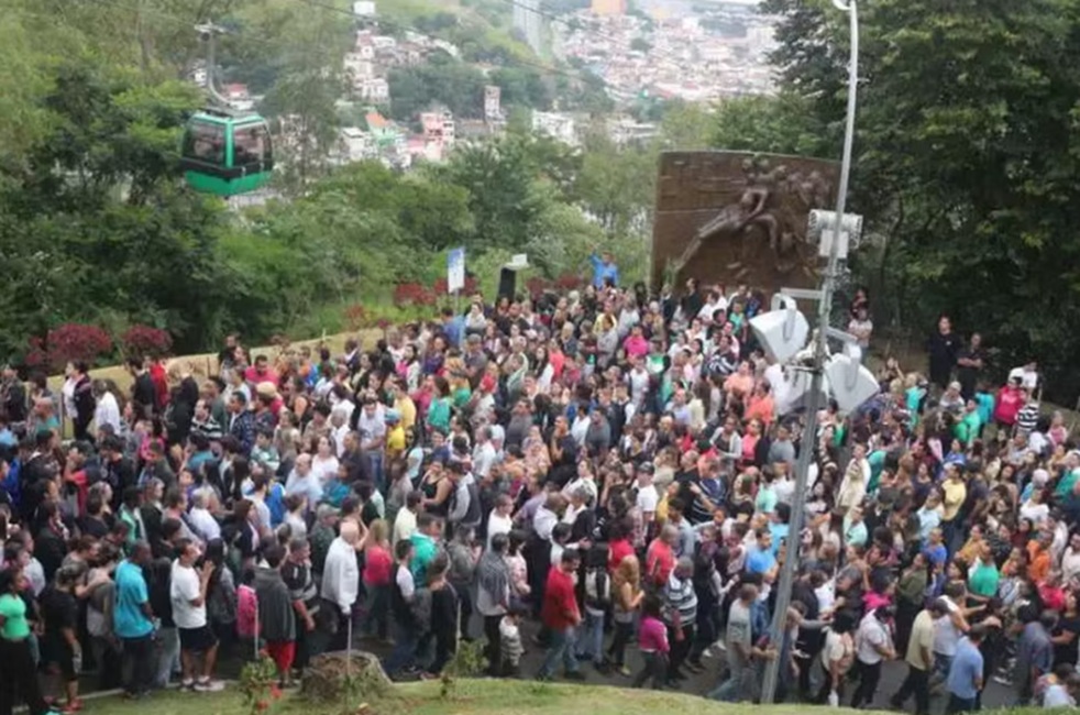 Sexta-feira Santa reúne fiéis em Aparecida no ponto alto da Semana Santa