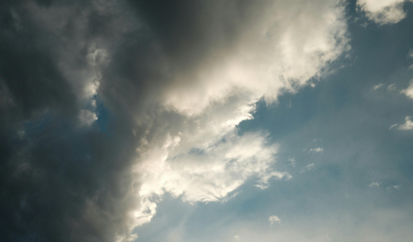 Imagem do céu encoberto com nuves, mas claro