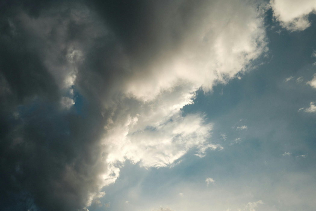 Imagem do céu encoberto com nuves, mas claro