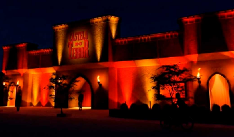 Castelo do Terror em um fundo escuro, em vermelho, mostrando vultos de pessoas