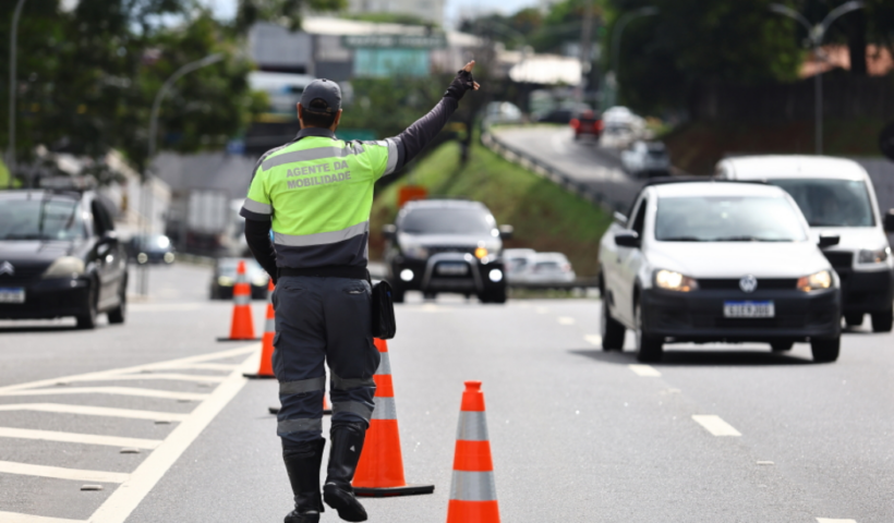 Agente de mobilidade fazendo sinal para carro parar