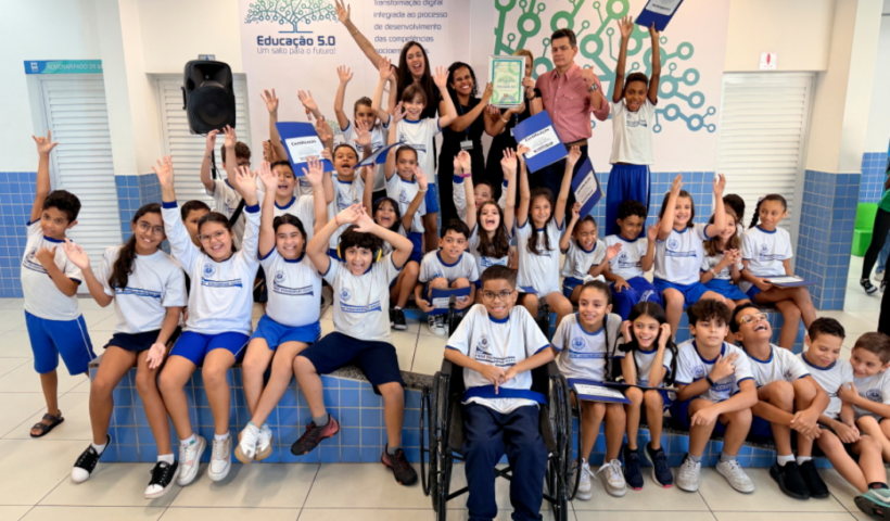Crianças felizes olhando para câmera, algumas com os braços levantados