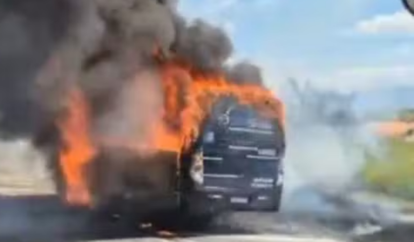 ônibus pegando fogo no meio da rodovia
