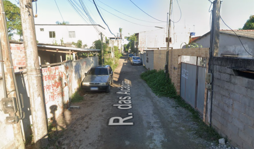 Rua em São José dos Campos, sem asfalto, mostra alguns carros e portões
