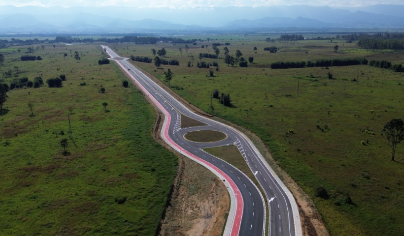 Rodovia em Guaratinguetá vista do alto, mostrando uma rotatória
