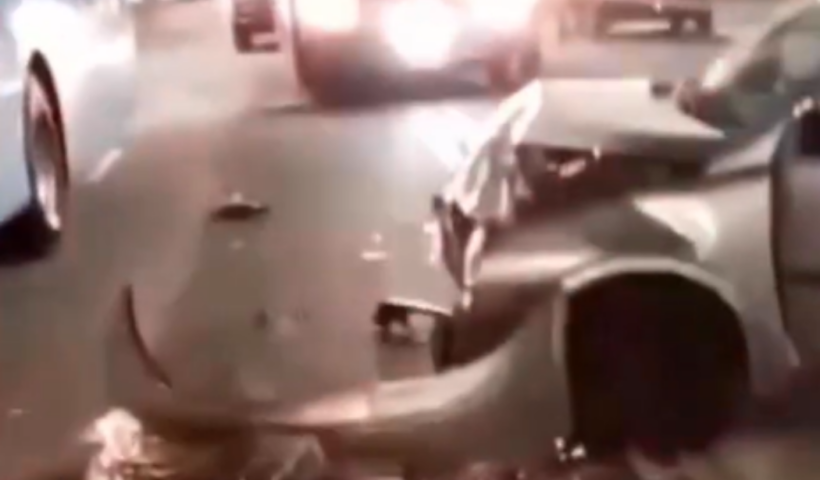 Um carro depois de sofrer um acidente