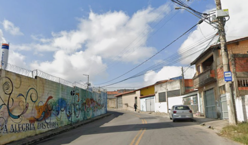 Imagem de uma rua em São José dos Campos, com muro colorido e casas