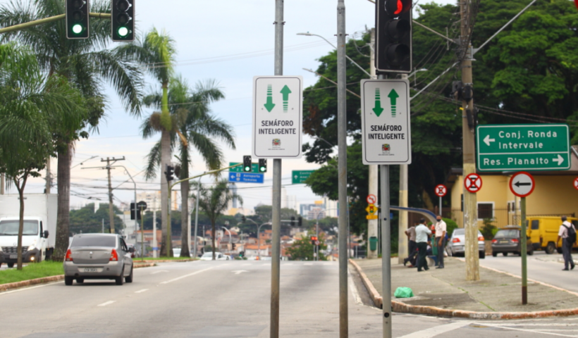 Vista da rua mostrando duas placas escrito: semáfora inteligente