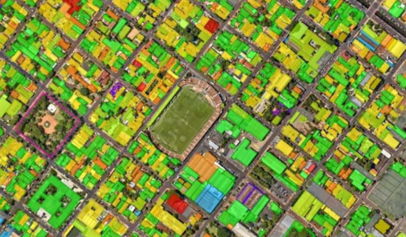 Vista aérea colorizada de um mapeamento urbano destaca o Estádio Martins Pereira em São José dos Campos, cercado por quadras residenciais com lotes destacados em tons de verde, amarelo e vermelho.