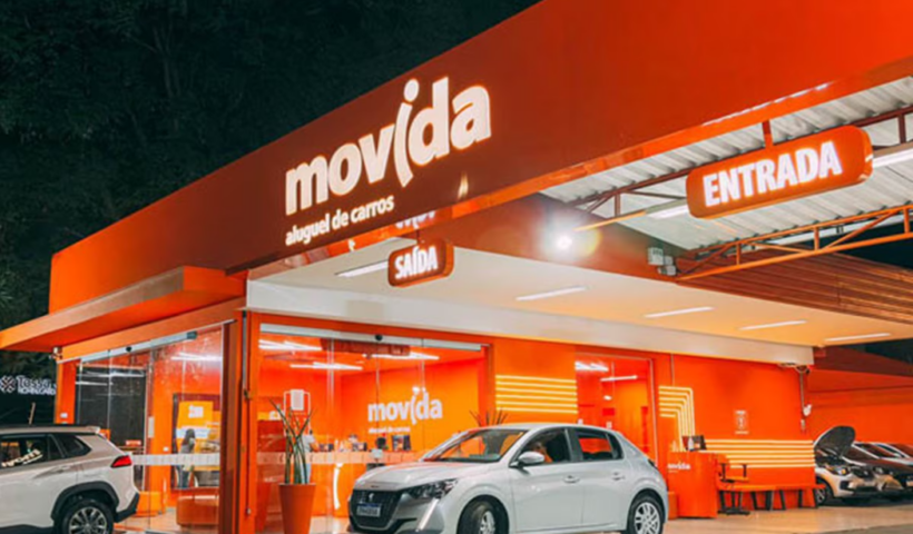 Fachada de loja toda laranja, com carros na entrada