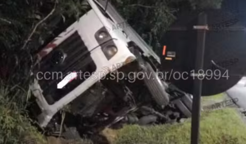 Acidentes com caminhões interditam a Rodovia dos Tamoios, em Paraibuna.
