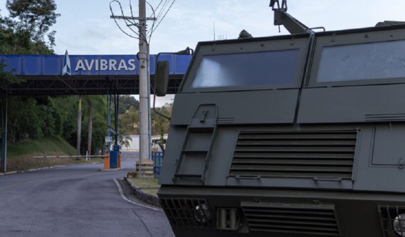 veículo bélico estacionado em frente à fábrica da Avibras, em Jacareí