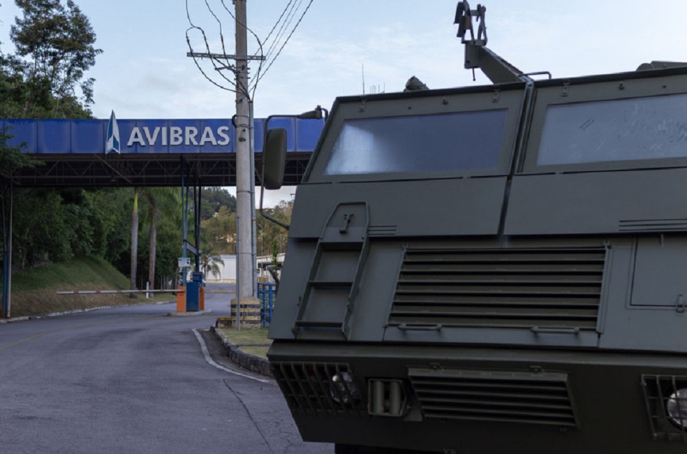 veículo bélico estacionado em frente à fábrica da Avibras, em Jacareí