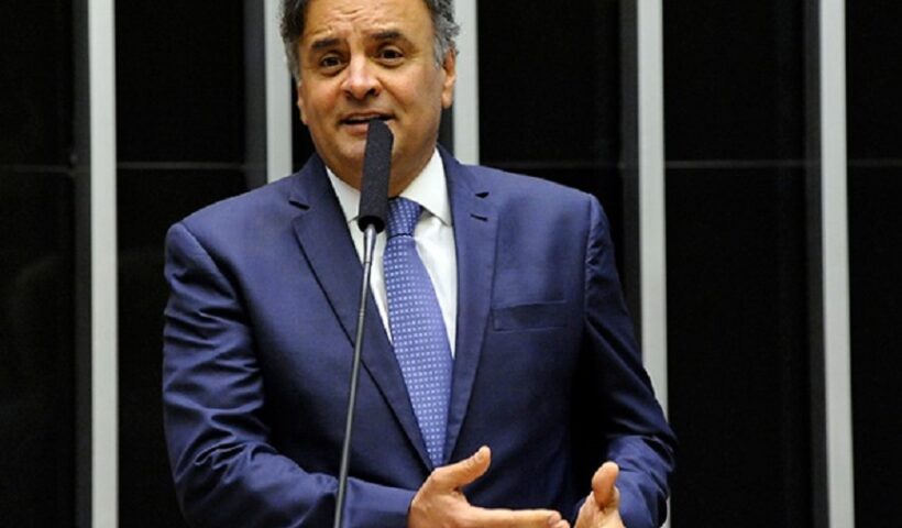 aécio neves ao microfone na câmara dos deputados