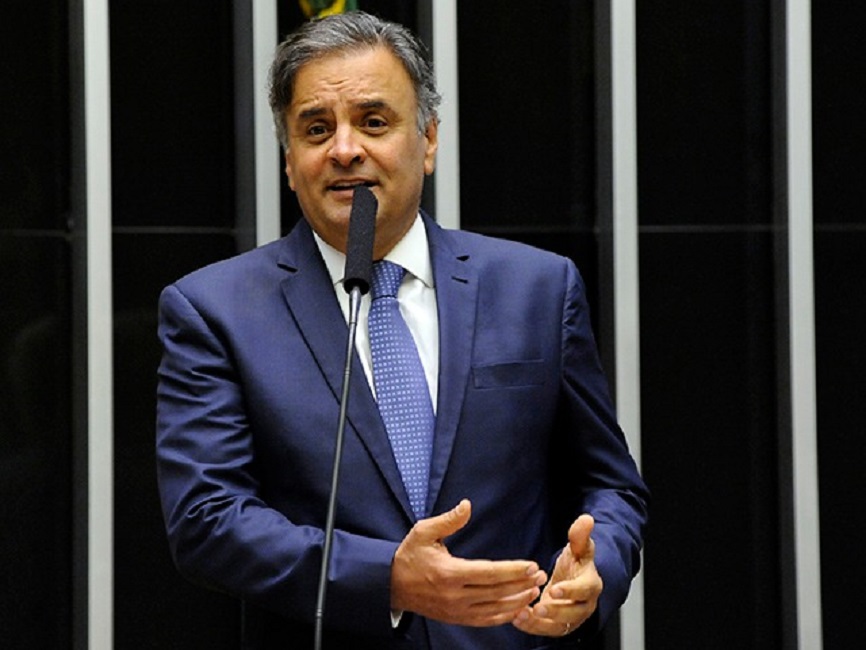 aécio neves ao microfone na câmara dos deputados