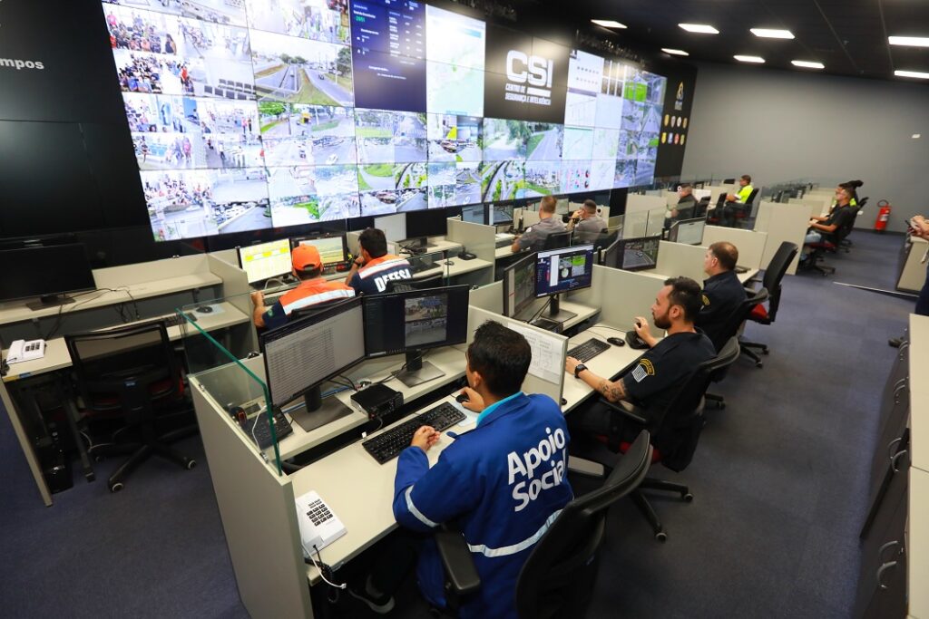 imagem de telas de led e profissionais do centro de segurança e inteligência, de sjc