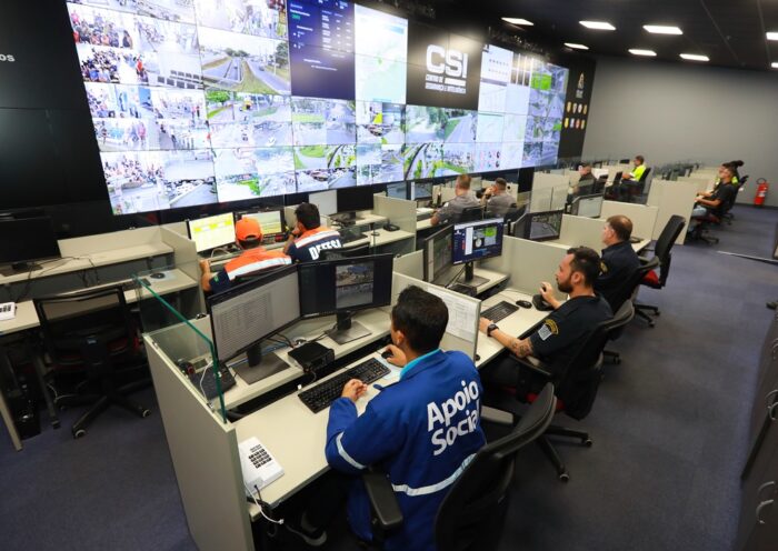 imagem de telas de led e profissionais do centro de segurança e inteligência, de sjc
