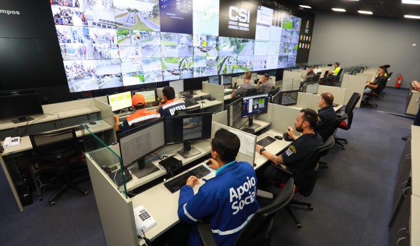 imagem de telas de led e profissionais do centro de segurança e inteligência, de sjc